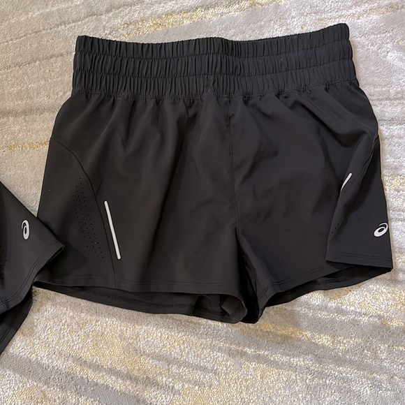 2 pairs of black Asics 2 in 1 Shorts, brand new condition. - Picture 3 of 6